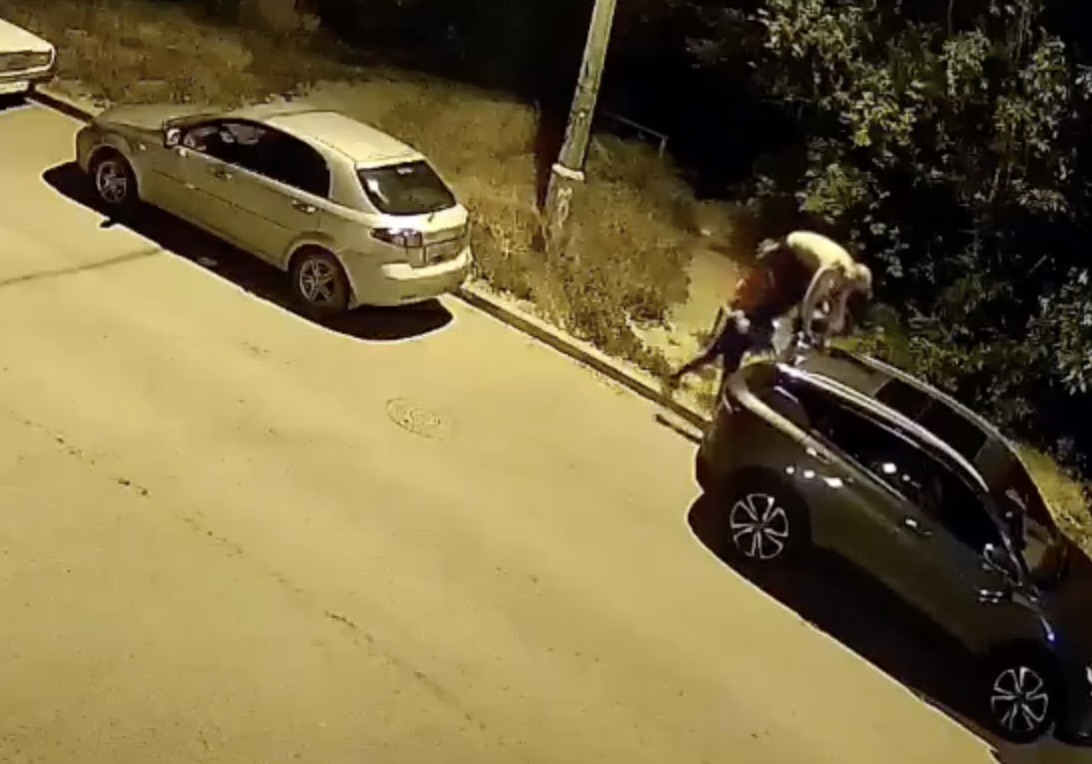 На улице Колумба в Волгограде неизвестный залезал на машины и повредил их