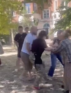 В Краснооктябрьском районе Волгограда сотрудники отлова подверглись нападению из-за агрессивной собаки