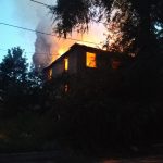 Пожар вспыхнул в заброшенном доме на улице Алийской в Красноармейском районе Волгограда