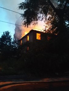 Пожар вспыхнул в заброшенном доме на улице Алийской в Красноармейском районе Волгограда
