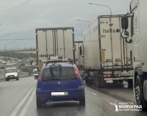Огромная пробка собралась на Третьей Продольной у Водстроя после ливня