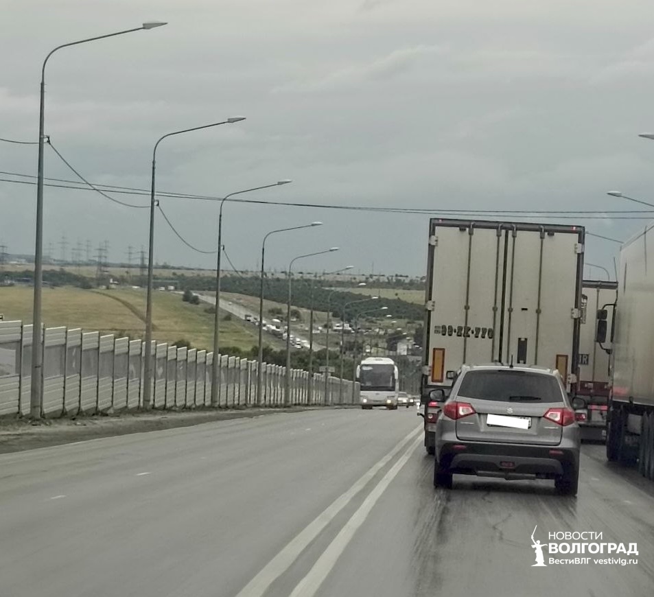 Огромная пробка собралась на Третьей Продольной у Водстроя после ливня
