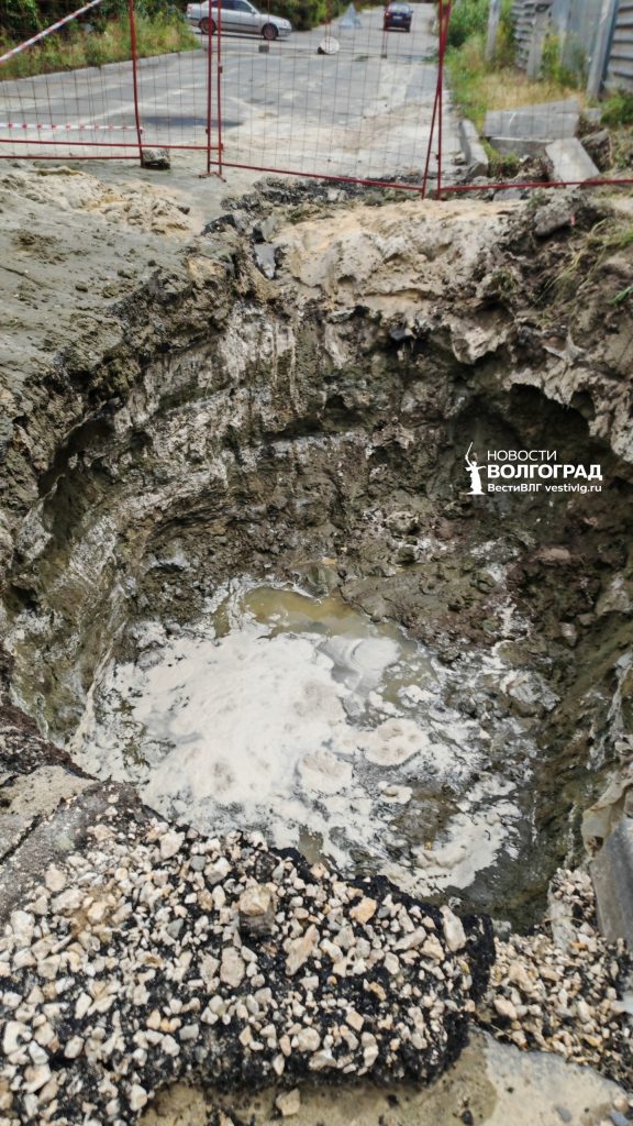 Без воды и с перекрытой дорогой: жители Ангарского пожаловались на последствия прорыва трубы