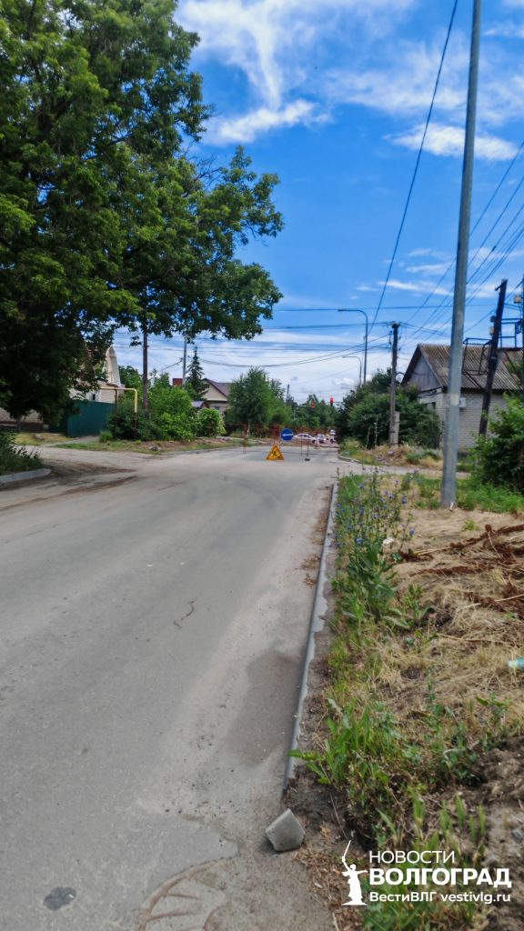 Без воды и с перекрытой дорогой: жители Ангарского пожаловались на последствия прорыва трубы