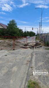 Без воды и с перекрытой дорогой: жители Ангарского пожаловались на последствия прорыва трубы