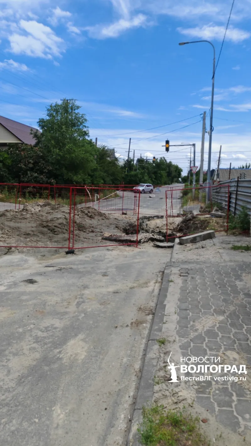 Без воды и с перекрытой дорогой: жители Ангарского пожаловались на последствия прорыва трубы