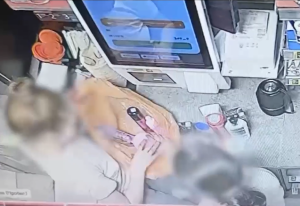 18-летнюю волгоградку заподозрили в краже косметики с участием 13-летней школьницы
