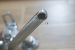 Часть микрорайона Семь Ветров в Волгограде осталась без холодной воды из-за аварии