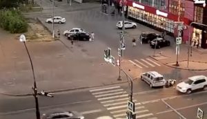 Страшная авария с мотоциклом в Волжском попала на камеры видеонаблюдения