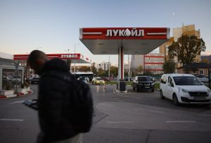 ЛУКОЙЛ увеличил лимит отпуска бензина до 30 литров в Волгоградской области