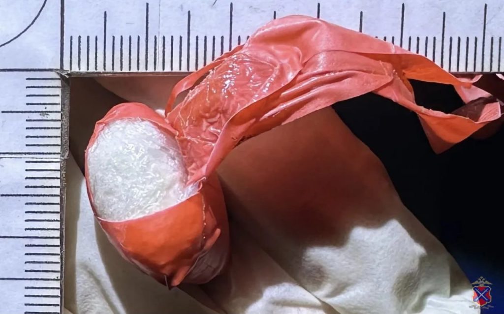 Пассажир такси с «заначкой» в шортах: под Камышином инспекторы ДПС изъяли мефедрон