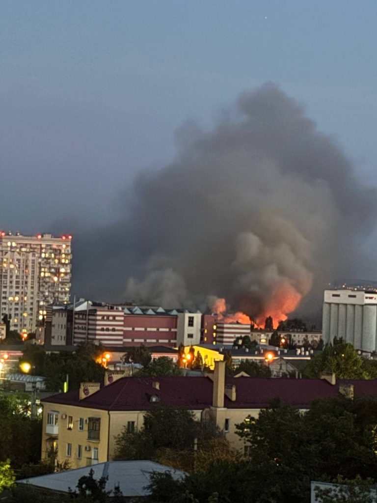 В Волгограде загорелось заброшенное здание на улице Консервной
