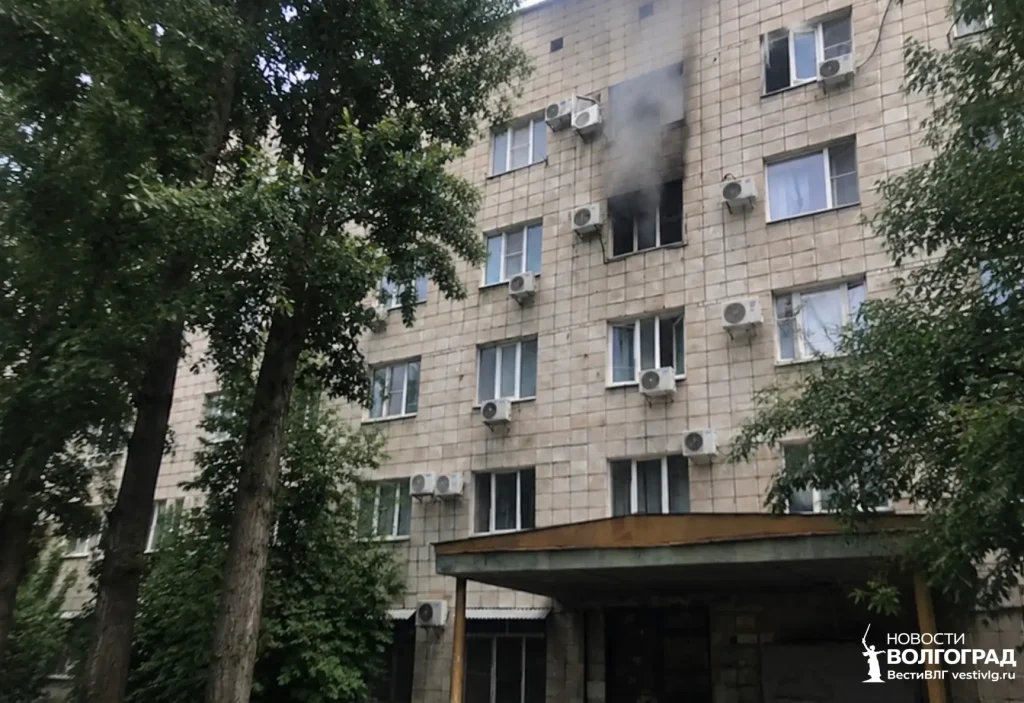 В Волжском при пожаре в жилом доме предварительно погибли два человека