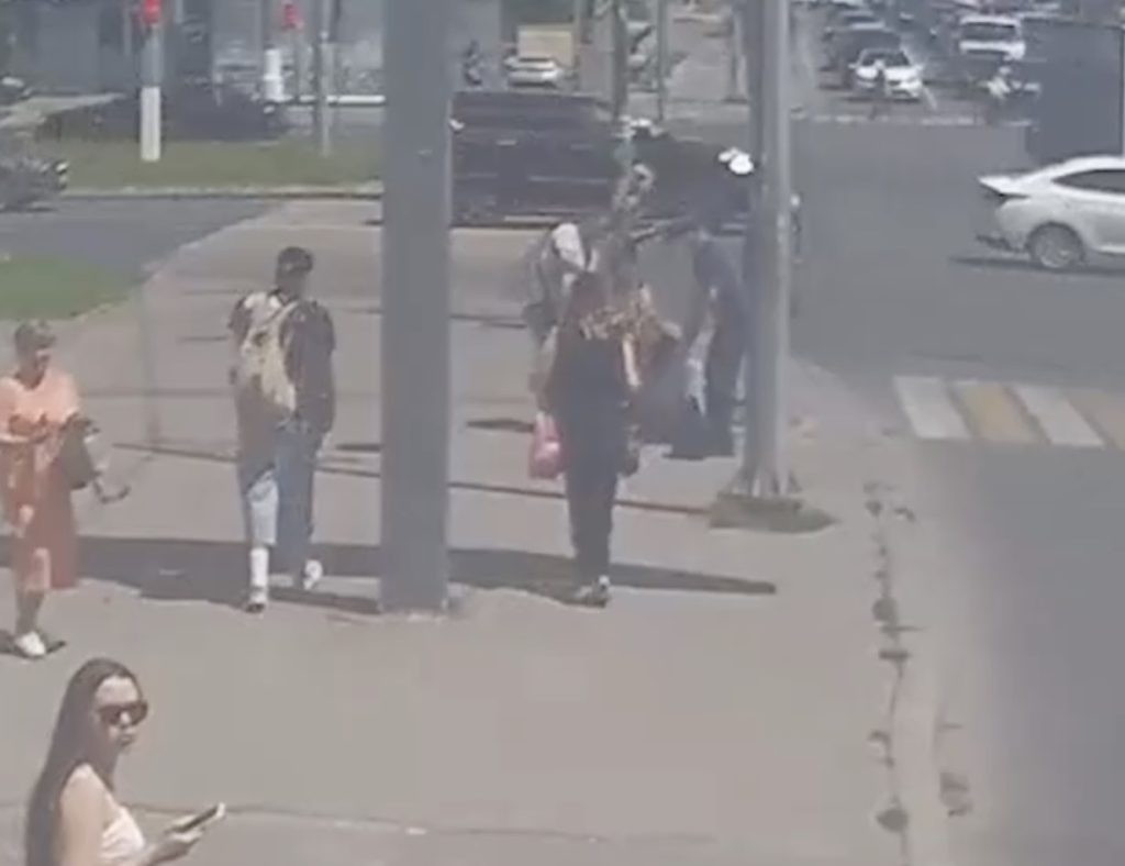 В центре Волгограда автобус «Волгабас» наехал на пенсионерку при начале движения