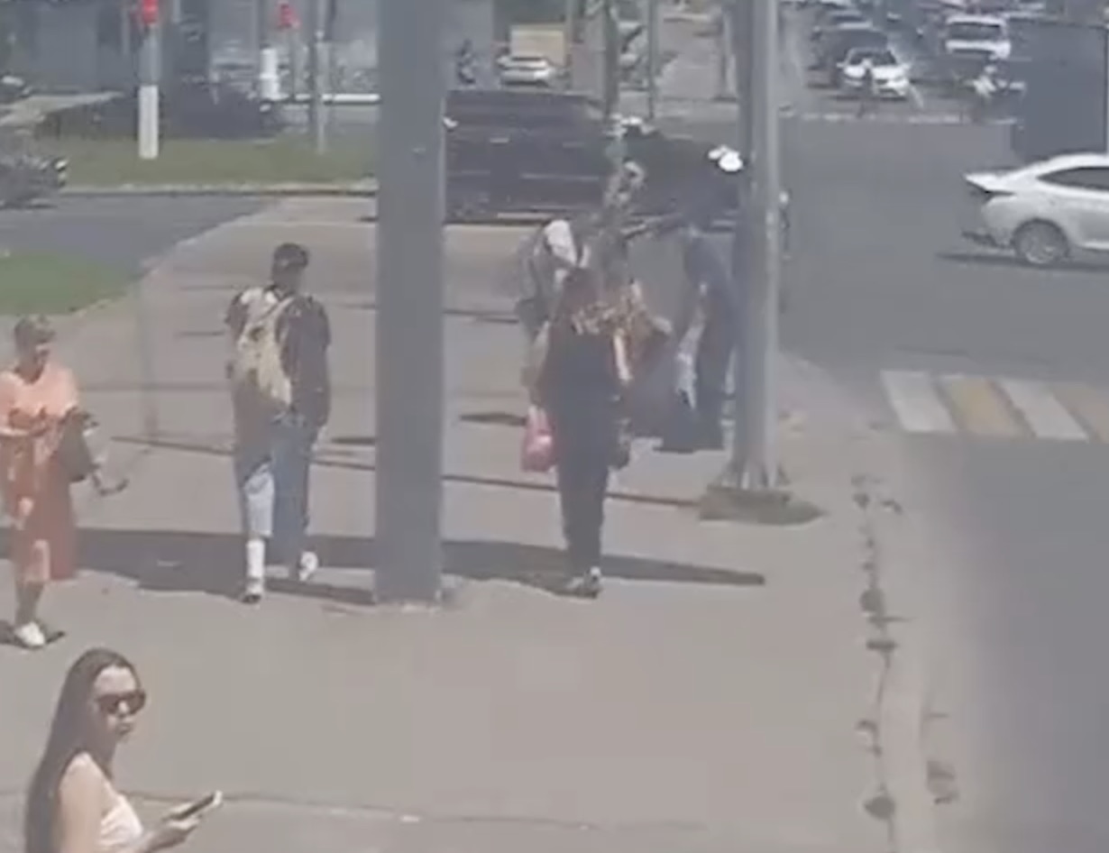 В центре Волгограда автобус «Волгабас» наехал на пенсионерку при начале движения