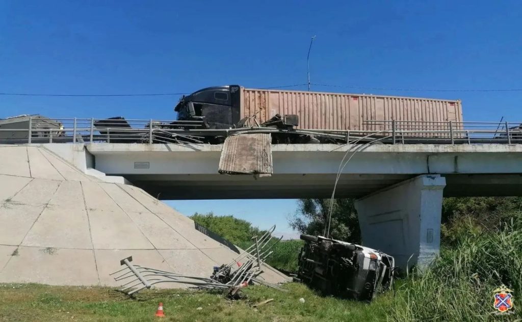Большегруз сорвался в овраг после аварии в Суровикинском районе