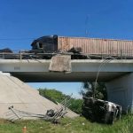 Большегруз сорвался в овраг после аварии в Суровикинском районе