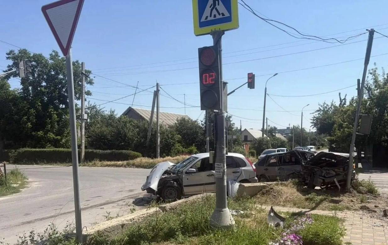 Три человека госпитализированы после ДТП на улице Красных Командиров