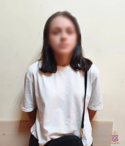 В Волжском 19-летнюю девушку задержали за передачу банковских карт мошенникам