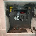 20-летний житель Волжского по указанию мошенников украл деньги и драгоценности из сейфа
