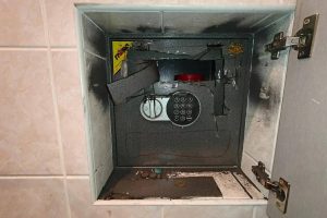 20-летний житель Волжского по указанию мошенников украл деньги и драгоценности из сейфа