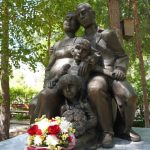 В Волжском в День города открыли скульптуру «Семья – малая церковь»