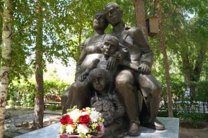 В Волжском в День города открыли скульптуру «Семья – малая церковь»