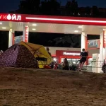 Волгоградцы устроили шашлыки и поставили палатки в очереди на заправке «Лукойл»