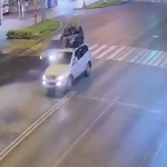 Блогер устроил опасную поездку с надувным диваном на крыше автомобиля