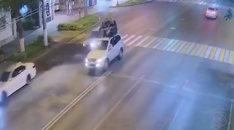 Блогер устроил опасную поездку с надувным диваном на крыше автомобиля