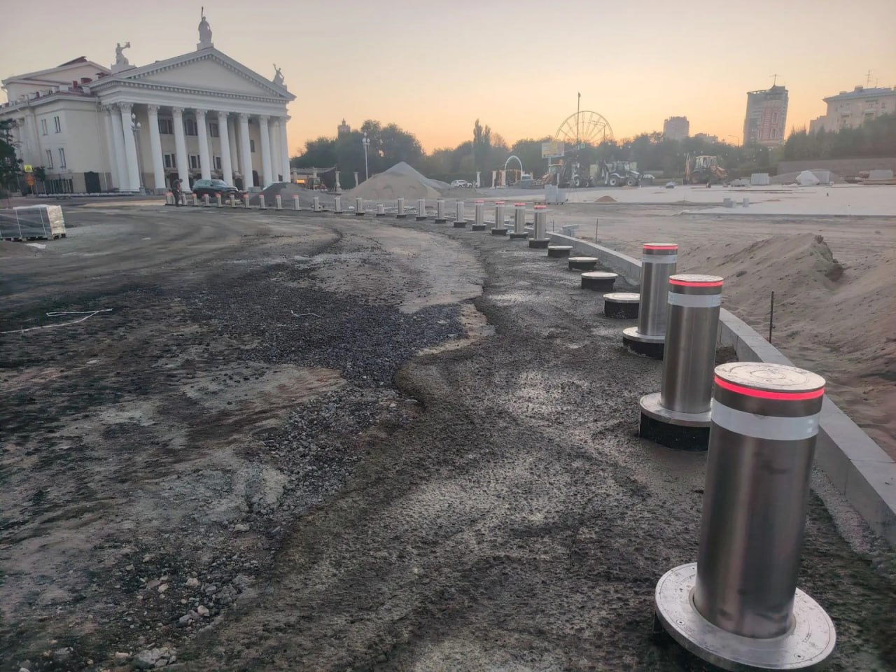 На площади Павших борцов в Волгограде «зубы дракона» заменяют гранитными полусферами и боллардами