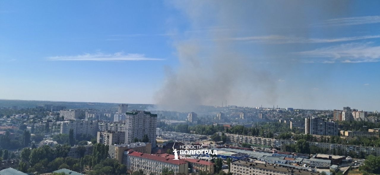 В Волгограде тушат пожар сухой травы и мусора