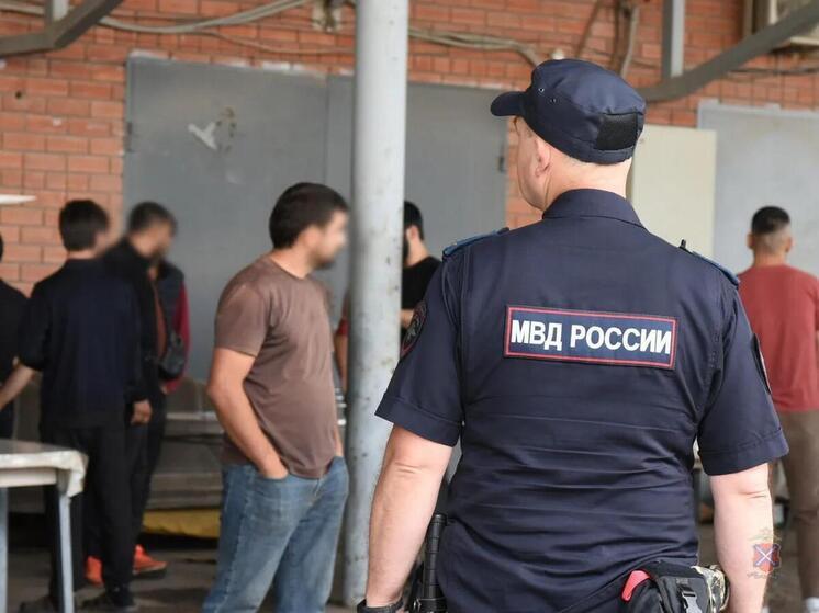 В Волгограде на оптовой базе задержали 23 иностранца во время миграционного рейда