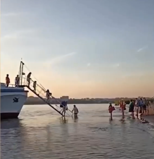 Пассажиров на пляже Сарпинский высаживают у самой воды