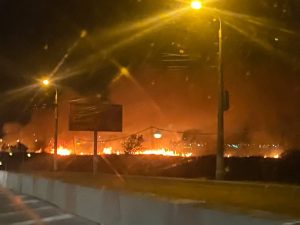 В Красноармейском районе Волгограда из-за пожара под угрозой оказались животные и птицы