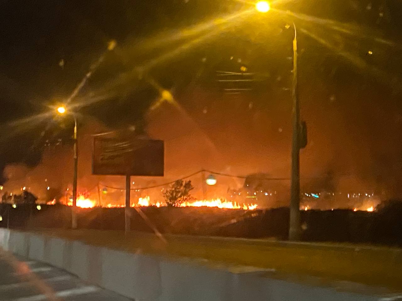 В Красноармейском районе Волгограда из-за пожара под угрозой оказались животные и птицы