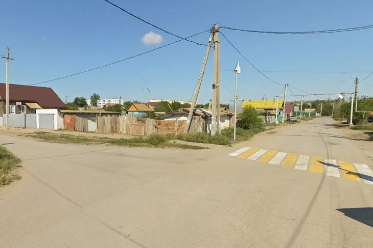 В Ленинске водитель иномарки наехал на спящего на обочине мужчину
