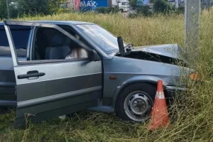 В Волгограде водитель ВАЗ погиб после столкновения с опорой ЛЭП