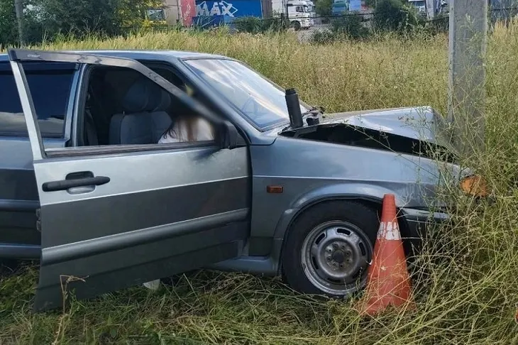 В Волгограде водитель ВАЗ погиб после столкновения с опорой ЛЭП