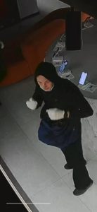 В Волжском произошла кража в магазине техники Apple момент попал на камеры