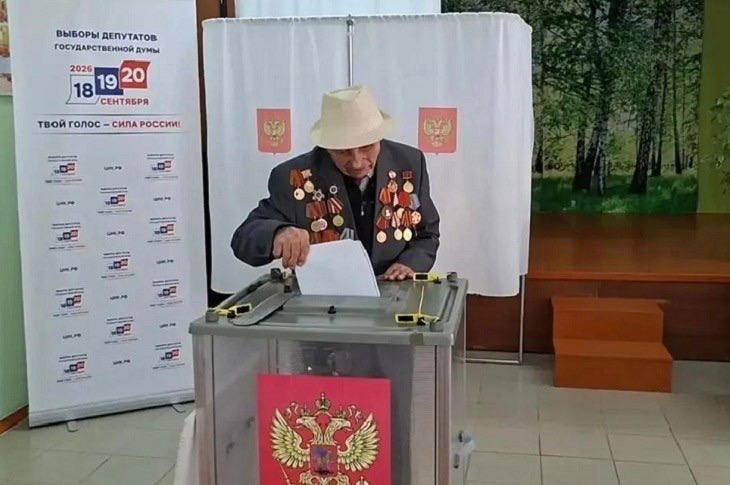 101-летний ветеран самостоятельно приехал на избирательный участок в Руднянском районе