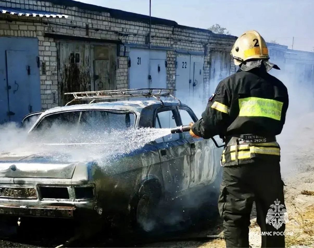 Автомобиль загорелся в гаражном кооперативе в Краснооктябрьском районе Волгограда