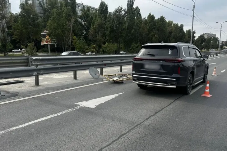 В Волгограде автомобиль Exeed сбил дорожный знак — тот отлетел в рабочего