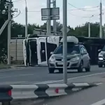 Фура опрокинулась перед «танцующим» мостом под Волгоградом