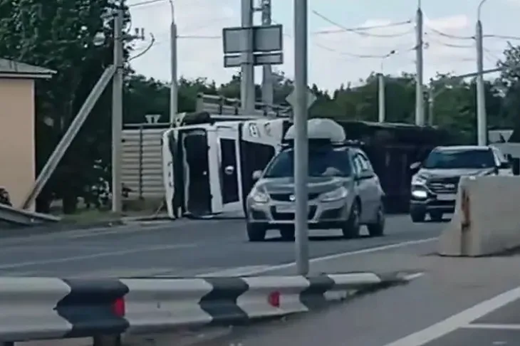 Фура опрокинулась перед «танцующим» мостом под Волгоградом