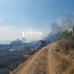 Пожар у военного городка в Волгограде: огонь из оврага перекинулся на дачи