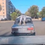 Пассажир на крыше «ВАЗ-2106»: водителя в Волгограде привлекли к ответственности