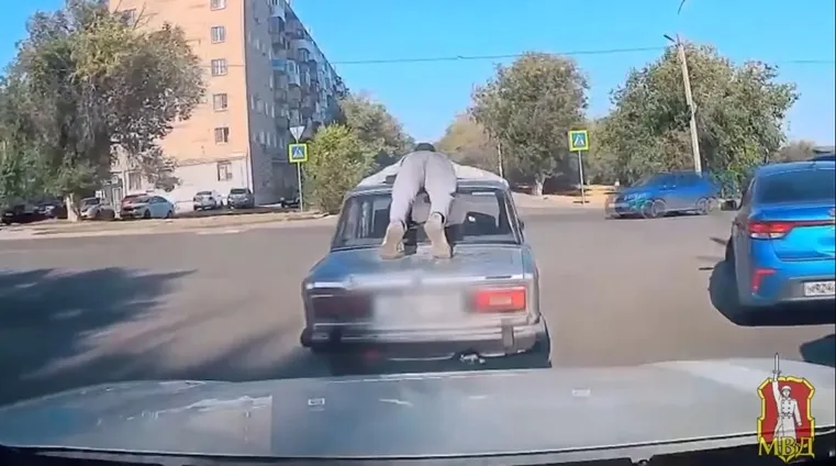 Пассажир на крыше «ВАЗ-2106»: водителя в Волгограде привлекли к ответственности