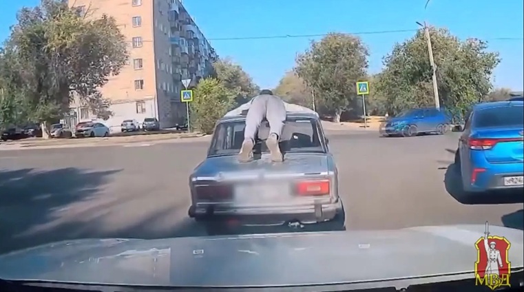 Пассажир на крыше «ВАЗ-2106»: водителя в Волгограде привлекли к ответственности