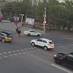 Мотоциклист перелетел через «Ладу» после столкновения в центре Волгограда